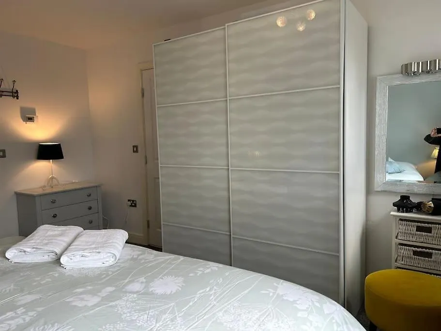 3-Bedroom House Close To City Centre-1