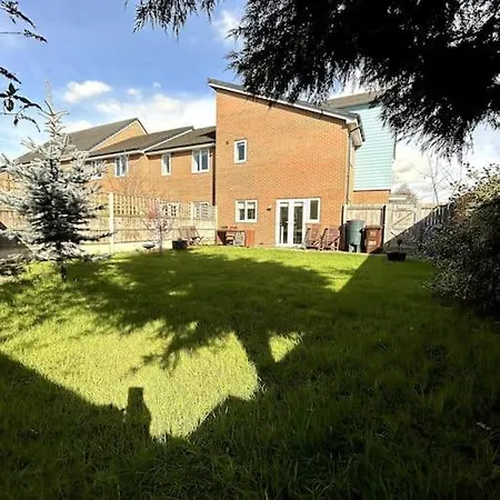 3-Bedroom House Close To City Centre-2