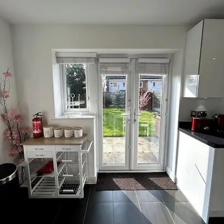 3-Bedroom House Close To City Centre-3